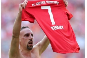 安联国王！拜仁祝里贝里42岁生日快乐，效力期间425场124球182助