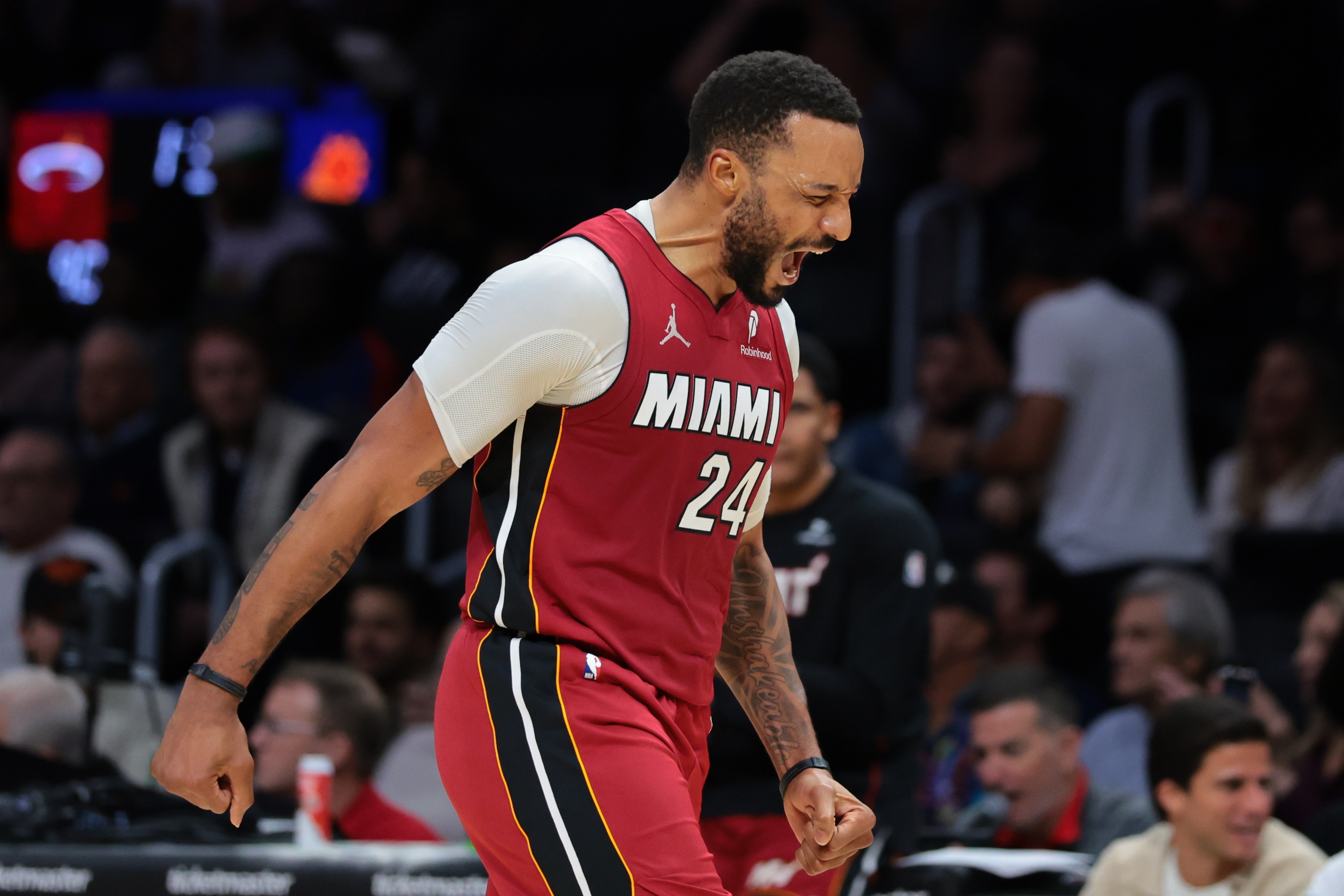 星空体育官网-热火锁在附加赛！鲍威尔：很失望&amp;我也不知道答案 回去多看录像吧